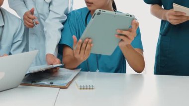 Hastane masasında birlikte çalışan ve tıbbi tedavi ya da sağlık hizmeti planlayan profesyonel bir grup. Takım çalışması başarılı hastalıklara ve hastalıklara yol açar. Ağır çekim. Katı.