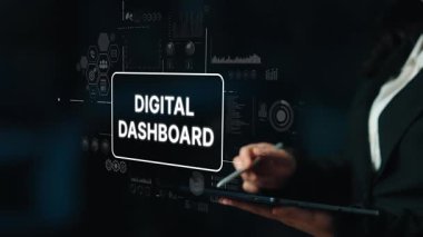 Modern Çalışma Alanındaki Tablet 'te Dijital Kontrol Paneliyle Etkileşim İçinde Profesyonel İş İnsanı. Asemptotik akıllı veri analitiği.