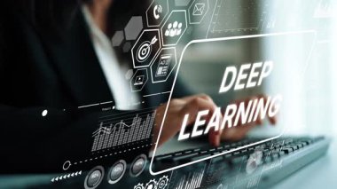 Modern Ofis Ortamı 'nda Derin Öğrenme Grafikleri ve Veri Görsellemeleri ile Bilgisayar Kullanan Profesyonel Kadın. Asemptotik akıllı veri analitiği.