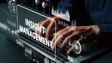 Grafikleri ve Veri Analizi Araçlarını gösteren Dijital Görüş Yönetimi Arayüzü ile Profesyonel Eller Bilgisayarda Yazıyor. Asemptotik akıllı veri analitiği.