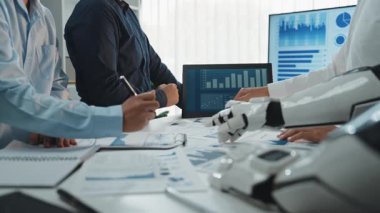 Danışmanlar, iş stratejisini geliştirmek, pazarlama sonuçlarını işbirlikçi araştırmalar yoluyla geliştirmek için yapay zeka tarafından oluşturulan anlayışlardan yararlanırlar. Noogenesis Yapay Zeka