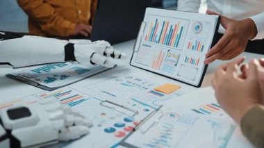 Eğilim odaklı bir mecliste, dijital danışman veri akışlarını yorumlayarak, bir pazarlama grubuna sağlam bir iş çerçevesini desteklerken karmaşık talepleri yönetme olanağı sağlıyor. Noogenesis Yapay Zeka