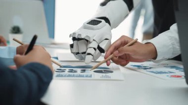 AI destekli analitikler, pazarlama planlarının rafine edilmesi ve stratejik iş hedeflerinin şekillendirilmesinde danışmanları destekleyen takım işbirliğini bilgilendirir. Noogenesis Yapay Zeka