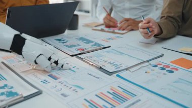İş uzmanları araştırmaları geliştirmek, eğilimleri analiz etmek ve karar verme mekanizmasını optimize etmek için yapay zeka teknolojisini kullanıyorlar. Noogenesis Yapay Zeka