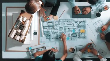 Proje yöneticisi ya da inşaat mühendisinin planlama ve planlama binasında yazışmalarının üst düzey görüntüsü. Toplantı masasında birlikte çalışan mimarın belgeyle birlikte havadan görünüşü. Hizalama.