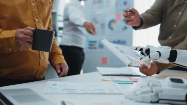 İnsan öngörüsü ve yapay zeka uzmanlığını birleştiren bir danışmanlık ekibi, araştırma verilerini rafine ederek, hissedarları büyüme için ilerici pazarlama taktiklerine öncülük etmeleri için yetkilendiriyor. Noogenesis Yapay Zeka