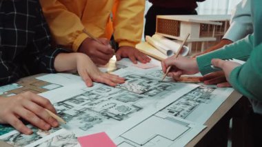 Bir iç tasarım stüdyosundaki canlı bir sahne profesyonellerin işbirliği ve yaratıcılığını gözler önüne seriyor. Eller mimari planları çizer ve planlar yapar, projelerini geliştirir. SACTR