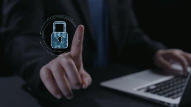 Bir asma kilit sembolü ve siber güvenlik simgelerinin yer aldığı veri güvenliğinin görsel bir temsili, dijital çağda korumanın önemini vurguluyor. Dörtgen