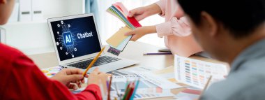 Yapay zeka teknolojisini çalıştırmak için komut mühendisi ve kullanıcı kolaylığı için üretici yapay zeka yardımcı araçları insanların yapay zeka hareketini teşvik ederek üretken yapay zeka fonksiyonları ile çalışmasına yardımcı olur