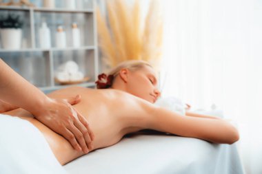 Kafkasyalı kadın müşteri stres önleyici spa masajının keyfini çıkarıyor ve lüks otel ya da oteldeki gündüz açık ortam güzellik salonunda güzellik teniyle eğleniyor. Sessiz.