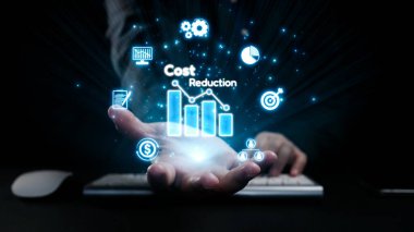 İş analitiği ve stratejisini vurgulayan, karanlık bir ortamda bir elden ortaya çıkan ikonlarla maliyet azaltma kavramlarının yaratıcı görsel temsili. Dörtgen