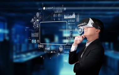 Bir iş adamı, büyük verileri analiz etmek ve pazarlama stratejileri geliştirmek, modern ofis alanında yenilikler sergilemek için sanal gerçeklik araçları kullanır. XDMCP