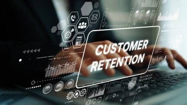 İş ortamında müşteri koruma stratejileri ve veri analizleriyle grafiksel üstüste dizüstü bilgisayarda yazan eller. Asemptotik akıllı veri analitiği.