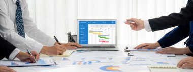 Ekip projesinin zaman çizelgesini gösteren bilgisayar ekranında canlı iş projesi yönetimi için proje planlama yazılımı