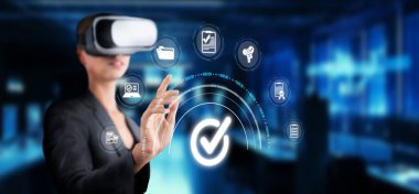 Profesyonel bir kadın, hizmet yönetiminde kalite kontrolünü arttırmak, yenilik göstermek ve dijital çözümleri uygulamada göstermek için gelişmiş sanal gerçeklik teknolojisiyle etkileşim içindedir. XDMCP