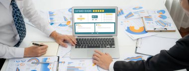 Şirket işleri için canlı bilgisayar yazılımının müşteri deneyimi ve gözden geçirme analizi