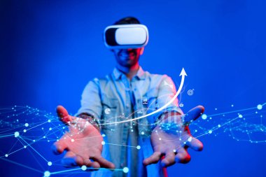 İş adamı iş büyümesi için ölçümleri değerlendirir, genişleme hedefleri koyar. Yenilik ve strateji yoluyla sürekli iş büyümesini teşvik etme kavrayışları. FaaS