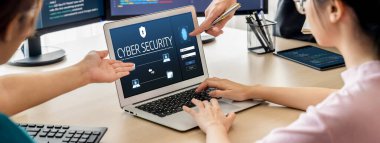 Bilgisayar ekranındaki siber güvenlik sistemi özel bilgileri hacker ve siber saldırılardan koruyor