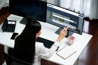 Çevrimiçi otel rezervasyon sitesi canlı rezervasyon sistemi sağlar. Seyahat teknolojisi kavramı .