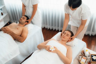 Kafkasyalı çift stres önleyici kafa masajının keyfini çıkarıyor ve lüks otellerde ya da otel spa salonlarında gündüz kaplıcalarında yüz güzelliği eğlencelerini şımartıyor. Sessiz.