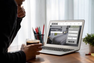 Çevrimiçi otel konaklama rezervasyon sitesi mod rezervasyon sistemi sağlar. Seyahat teknolojisi kavramı .