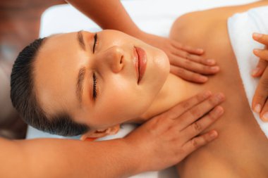 Kafkasyalı kadın müşteri stres önleyici spa masajının keyfini çıkarıyor ve lüks otel ya da oteldeki gündüz açık ortam güzellik salonunda güzellik teniyle eğleniyor. Sessiz.