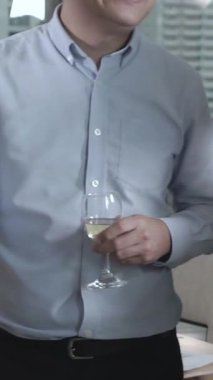 Başarılı iş adamları balo salonunda takım arkadaşlarıyla şarap ve şampanya içerek yeni ürünleri piyasaya sürme projesini kutluyorlar. Kurumsal iş ve insan ağ kurma kavramı.