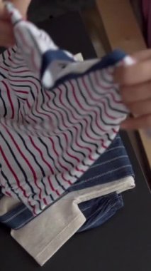 Hamile bir kadın çocuğuna bakarken kendini mutlu hissediyor. Hamile karnında bebek taşıyan hamile bir anne. Doğum öncesi bakım ve kadın hamileliği konsepti.