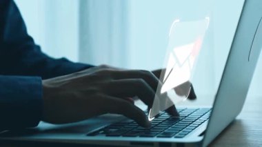 İş adamı e-posta kutusunu kontrol ediyor, daha iyi verimlilik için mesajları düzenliyor ve önceliklerini belirliyor. Etkili iletişim için akıllı e-posta teknikleri öğren. Kullanıcı Kimliği