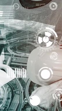 Gelecekteki bina inşaatı ve HUD hologram grafik tasarımı ile yaratıcı mühendislik projesi konsepti. İnşaat mühendisi, mimar ya da inşaat işçisi modern sivil teknoloji ile çalışıyor..