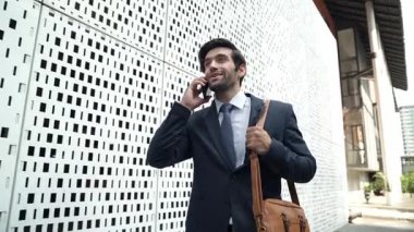 İş adamı telefonla ve neşeyle dans ederek müdürle konuşuyor. Yatırımcı iyi haberler alır, terfi alır, telefondan başarılı bir iş bulur ve aşırı sevinç hisseder. Sevinçli..