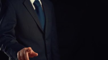 İşadamı, ticari kar artışının gelecekteki hedefe arttığını gösteren imalı bir tablo çizdi. Şirket işlerinin yükselmesi için mükemmel bir mali durum. Finans ve para teknolojisi .