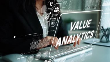 Analitik ve grafikleri gösteren dijital arayüzle veri ve değer ölçümlerini analiz eden iş adamı. Asemptotik akıllı veri analitiği.