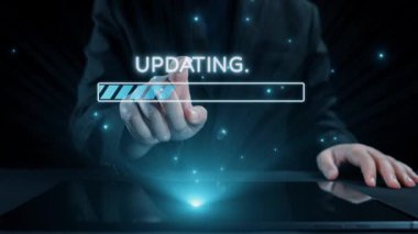 Bir ilerleme çubuğuyla güncelleme sürecini gösteren dijital bir sahne, modern teknoloji ve kullanıcı etkileşimini vurgulayan araçlar, güvenlik ve bilgi simgeleri. Dörtgen