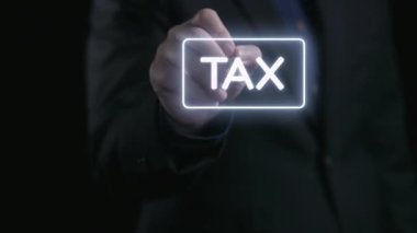 Bir iş adamı, ilgili mali simgelerle çevrili canlı bir vergi konsepti sunar. Bu görüntü, iş dünyasındaki modern finansal uygulamaları ve stratejik planlamayı yansıtıyor. Dörtgen