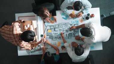 Proje yöneticisi ya da inşaat mühendisinin planlama ve planlama binasında yazışmalarının üst düzey görüntüsü. Toplantı masasında birlikte çalışan mimarın belgeyle birlikte havadan görünüşü. Hizalama.