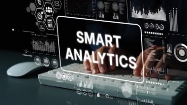 Klavyede Akıllı Analitik Veri Görselleştirme ve Ekranda Gösterilen Grafiklerle Yazan Eller. Asemptotik akıllı veri analitiği.