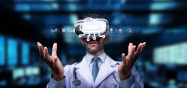 Tıbbi bir profesyonel, yenilikçi teknolojilerle ilgilenmek, sağlık hizmetleri ve gelişmiş dijital çözümlerin kesişimini vurgulamak için sanal gerçeklik kulaklığı kullanır. PHMT