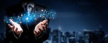 Bir işadamı, elleri havada, üzerinde parlayan sosyal medya konseptlerinden oluşan bir ağ sergiliyor. Arka plandaki şehir silueti teknolojik etkiyi vurguluyor. XDMCP