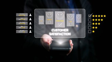 Profesyonel bir el, müşteri memnuniyeti dereceleri ve geri bildirim simgeleriyle parlayan, hizmet kalitesini gösteren ve kullanıcı katılımını artıran bir akıllı telefon sunar. Dörtgen
