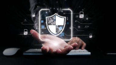 Uyarı simgeleriyle çevrili dijital siber güvenliği temsil eden parlayan bir kalkan sembolünü tutan ve proaktif çevrimiçi korumayı gösteren kavramsal bir resim. Dörtgen