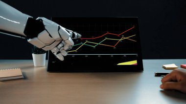 Robot bir el veri gösterimiyle etkileşime girer, canlı grafikler ve grafikler sergiler, teknoloji ve iş analizleri arasındaki ortaklığı sembolize eder.