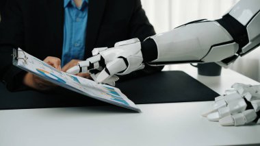 Bir ofis ortamında insan ve robot arasındaki etkileşimi resmeden eşsiz bir sahne, profesyonel bir ortamda otomasyonun ve takım çalışmasının geleceğini vurguluyor. Noogenesis