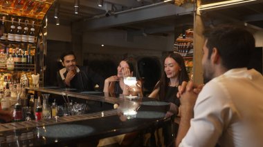 Barmen, lüks bir barda çift ya da grup arkadaşıyla içki içen kadın müşteriye Margarita kokteyli ikram ederek enerjik gece kulübünde mutluluk anı buluşması yaratıyor. Vinosity.