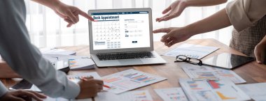 İnternet sitesinde canlı eleştiriler için çevrimiçi aplikasyon rezervasyon takvimi