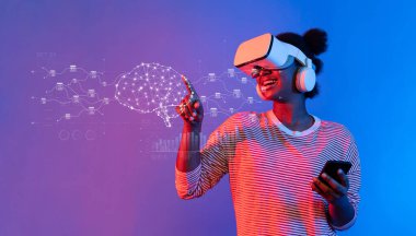 Sanal gerçeklik teknolojisiyle uğraşan bir kadın, yapay zeka ve veri yönetiminin entegrasyonunu dijital bir deneyim yoluyla sergiliyor. XDMCP