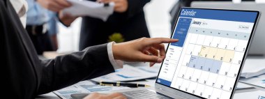 İş zekası ve veri analizi kavramı. Analizci ekibi laptop ekranında finansal veri analizi üzerinde çalışıyor. Etkili iş stratejik planlama için pazarlama göstergesi olarak. İçgörü