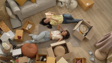 Genç bayan işyeri sahibi dükkanda dikilirken elinde karton tutuyordu. Teslimat ya da nakliye işlemleri için hazırlık yaparken paket ve kutu taşıyan çekici, mutlu girişimci. Myrmidon.