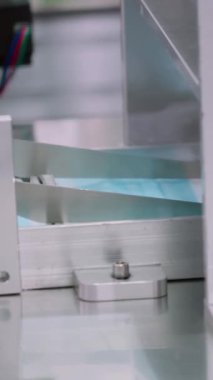 Modern fabrikada yüz maskesi üretim hattı. Covid-19 Coronavirus 2019 üretimi kavramı .