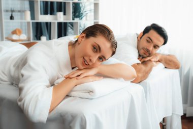 Kafkas çift müşterisi stres önleyici spa masajının keyfini çıkarıyor ve lüks otel veya oteldeki gündüz açık hava ortamında güzellik teniyle eğleniyor. Sessiz.